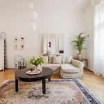 Sara'h Romantic Apartment Budapest