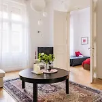 Sara'h Romantic Apartment Budapest